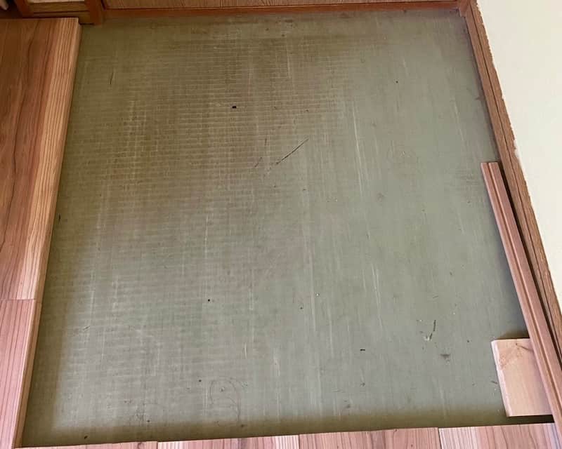 ドアの部分を抜いてフローリングをはめる