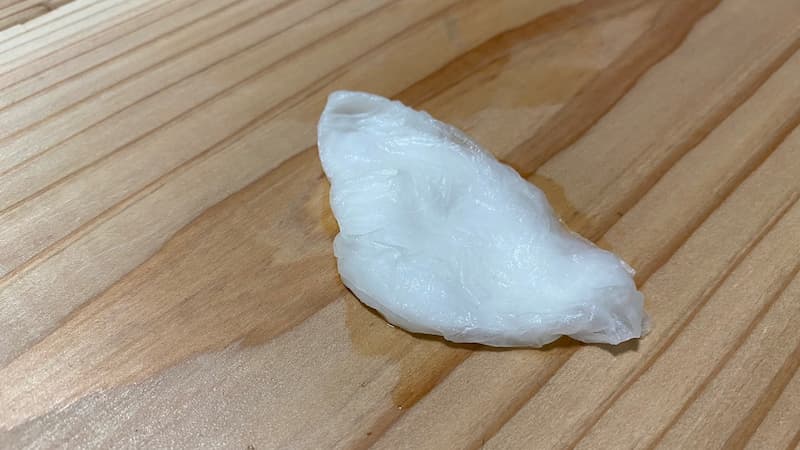 無垢材に水を含ませたティッシュを置く
無垢材フローリングのメンテナンス