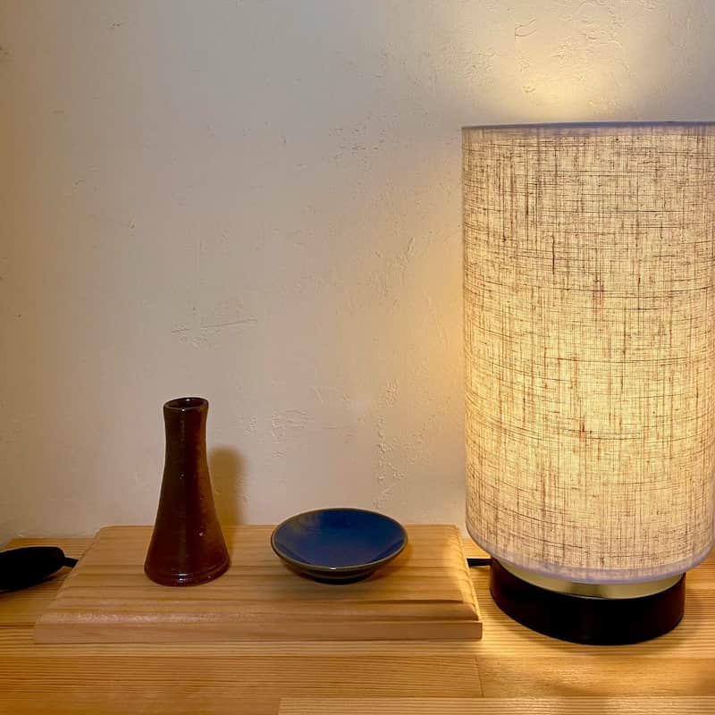 装飾台の下を掘ってコードを隠す