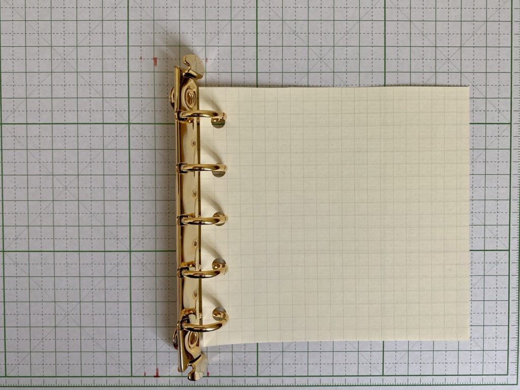 手帳を作る　リングを横にして印をつける