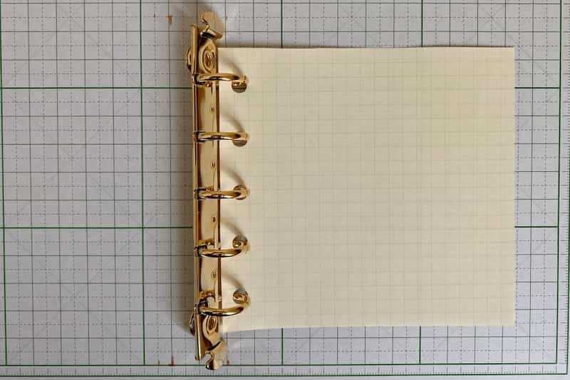 手帳を作る　リングを横にして印をつける