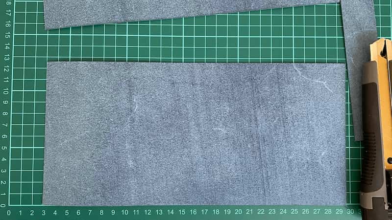 手帳を作る　革を切る