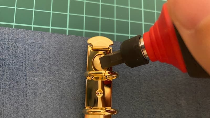 手帳を作る　リングを留める