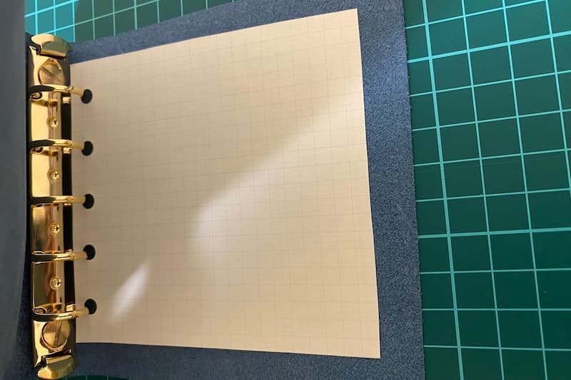 手帳　リングを横にした図
