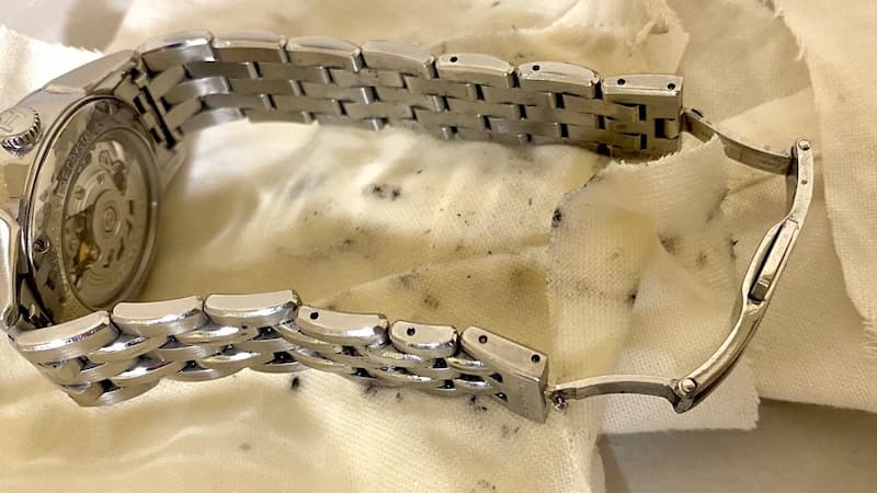 洗っ時計をベルトに吹きかける