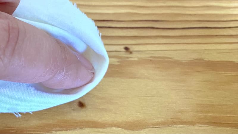 木の焦げ落とし　仕上げのラナパー